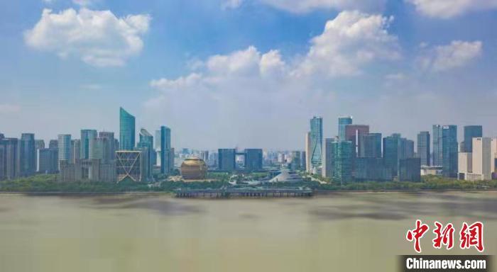 浙江杭州錢塘江畔?！⊥鮿?攝
